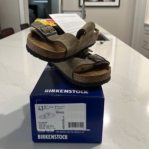 Mens Arizona Birkenstocks Size 43. My husband’s sensory issues are your win! :)
